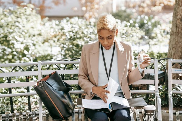 Esplora i segreti di un look moderno ispirato al cinema noir: la guida completa allo stile eterno